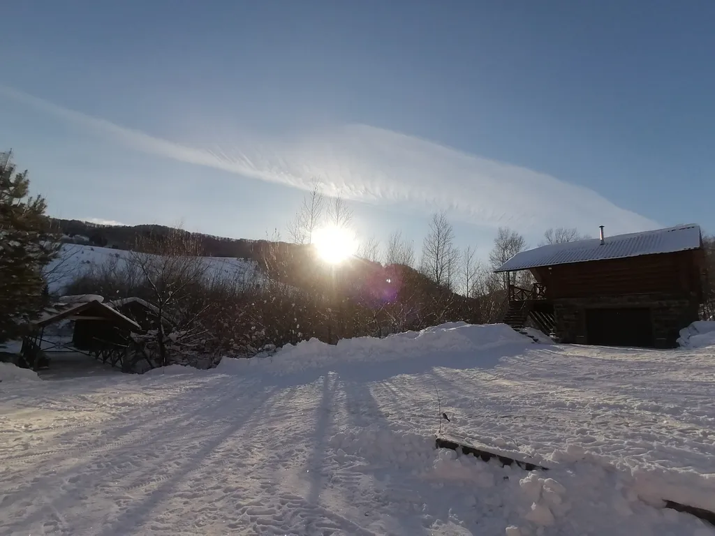 Уютный дом с гаражом у горной речки с видом на горы