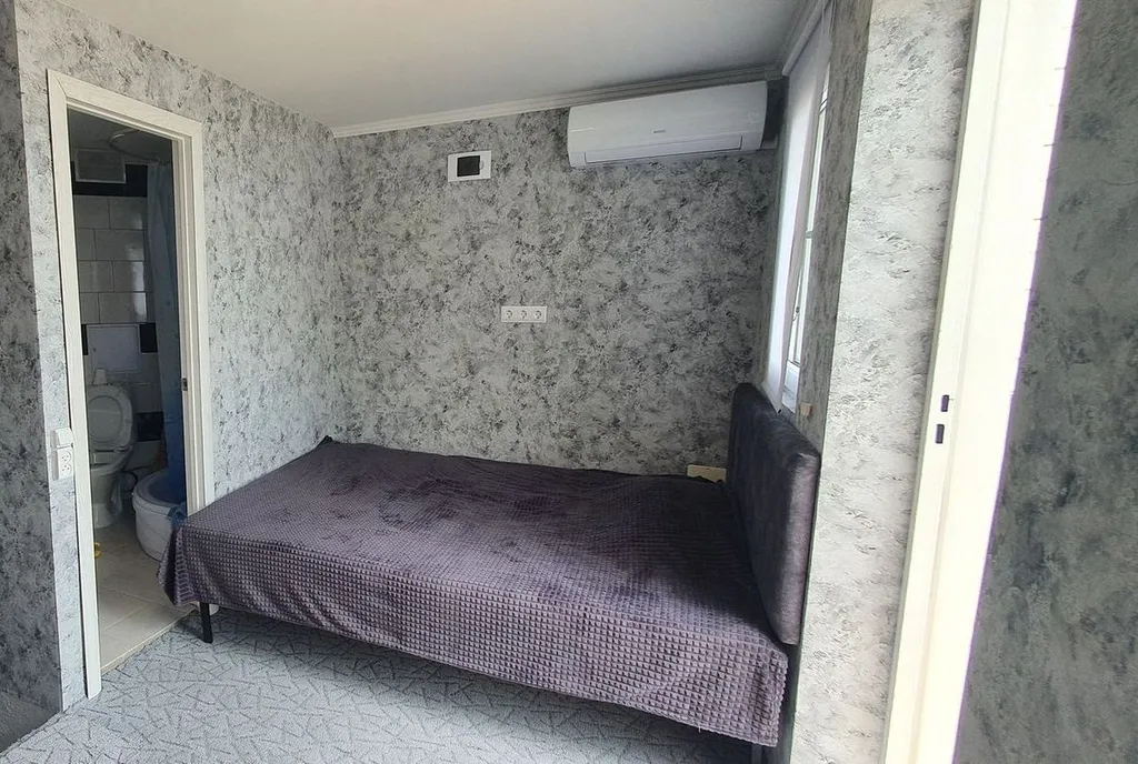 Эллинг на берегу и видом на моря