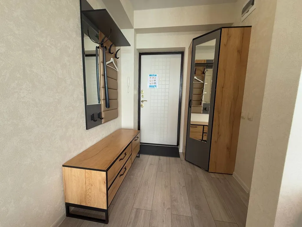 Ретро студия с панорамными окнами с видом на море, бассейн