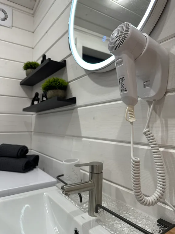 Дом на холме у леса