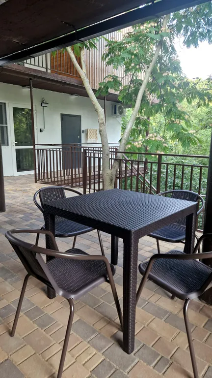 Уютная комната в доме в лесу