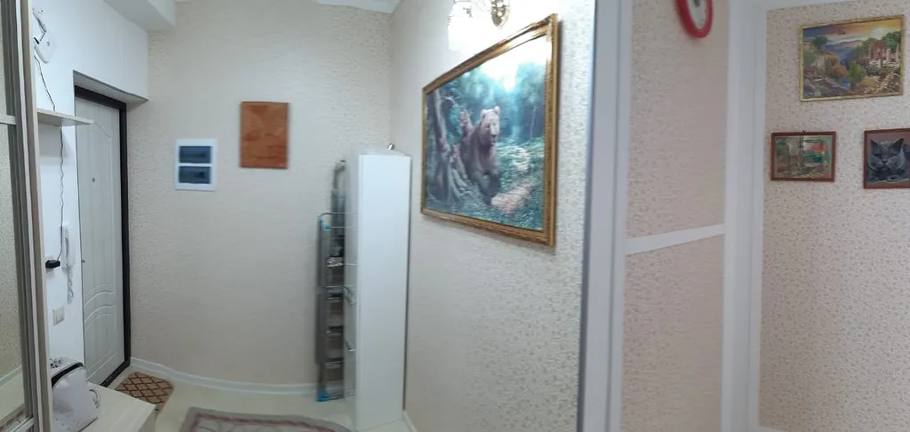 Студия с видом из окна в парк