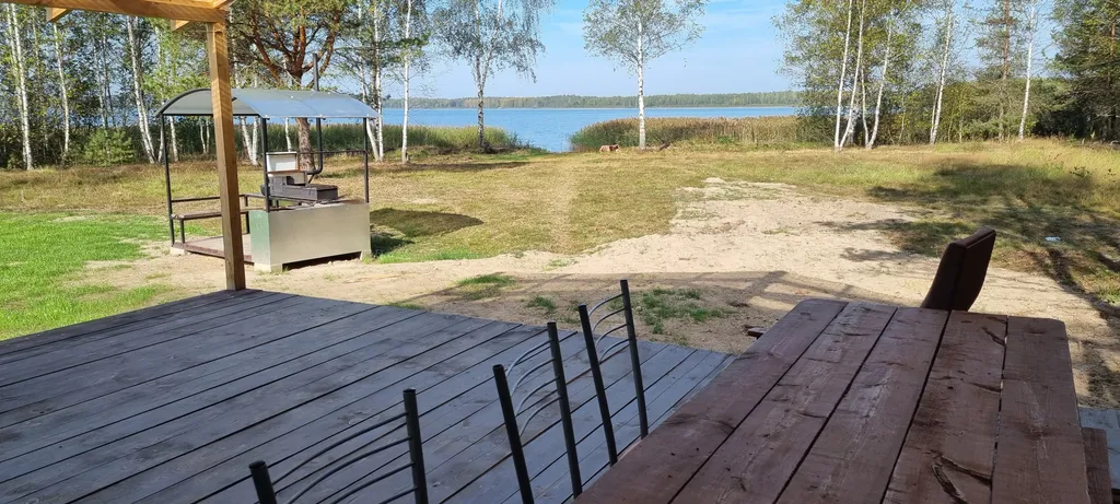 Отдельный дом на краю леса на берегу озера