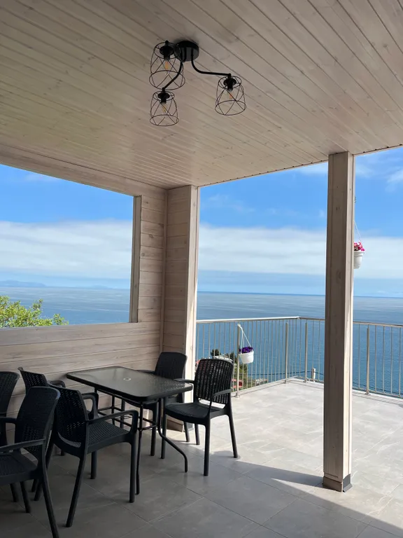 Комната с видом на море синяя