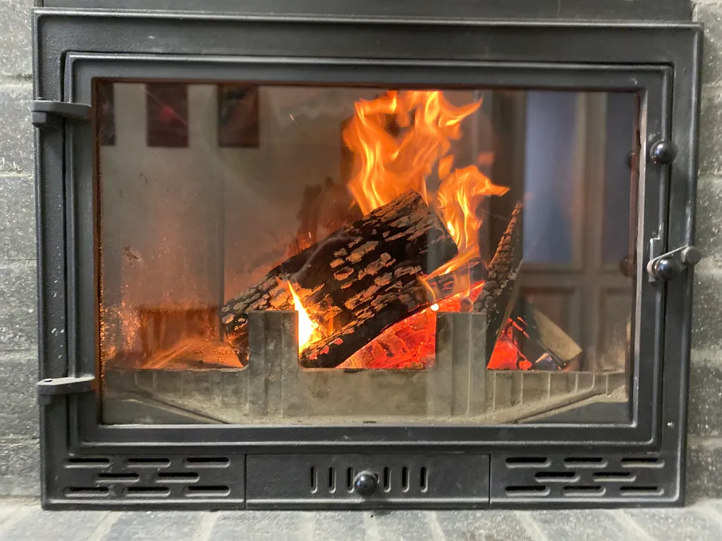 Уютный дом с камином