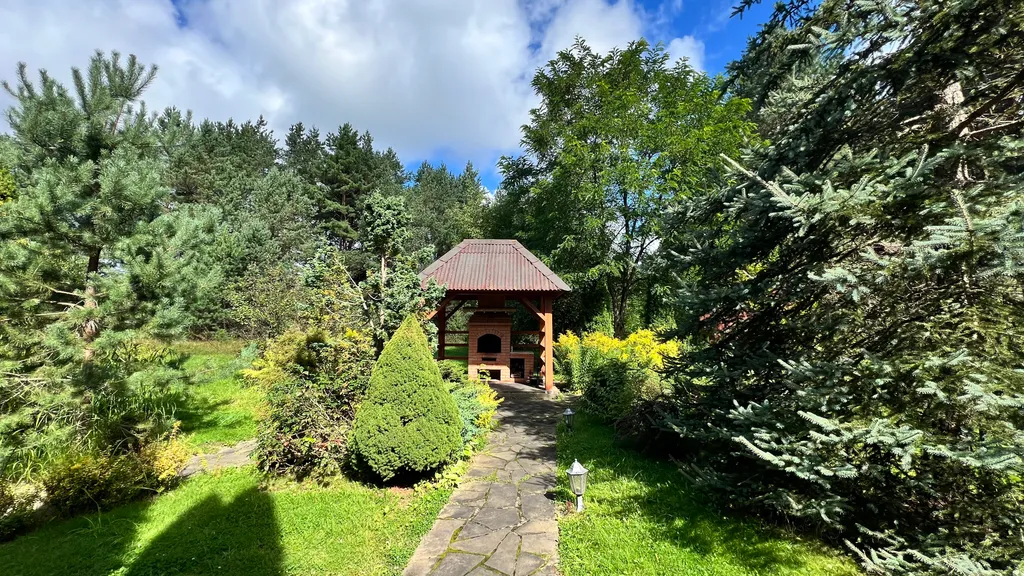 Уединённый хутор в лесу у реки с баней и камином