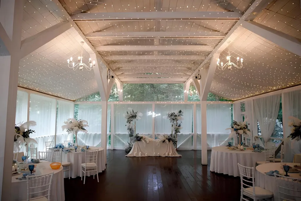 Белоснежная веранда и усадьба