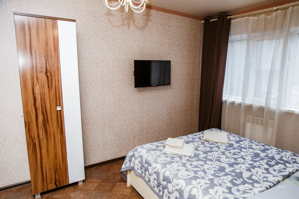 Двухкомнатный люкс с балконом с одной большой кроватью и диваном