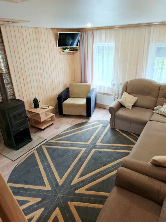 Дом Стрела на берегу водоема с баней и очагом