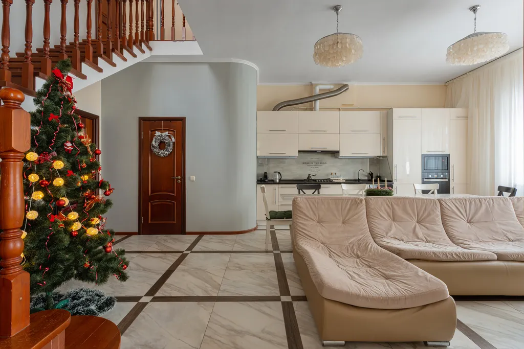 Таун-хаус в современном районе частной застройки