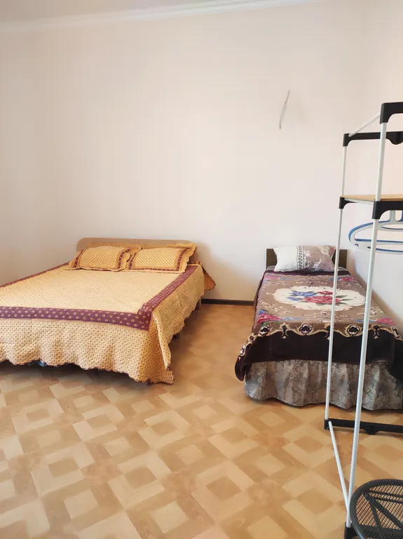 Квартира Светлая, просторная комната с выходом на балкон — аренда посуточно в Сухум