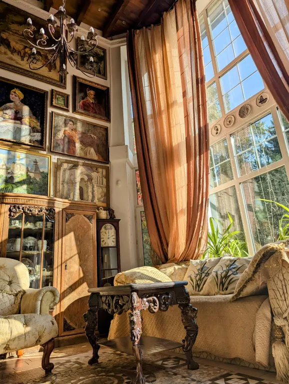 Большой красивый дом с камином в лесу