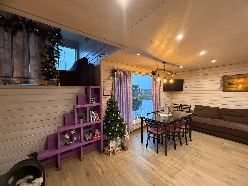 Уютный коттедж с панорамными окнами на берегу озера