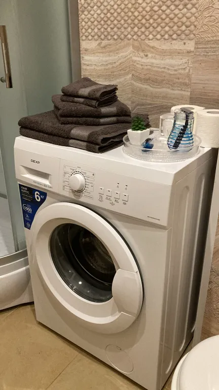 Просторная студия с огромной лоджией у озера