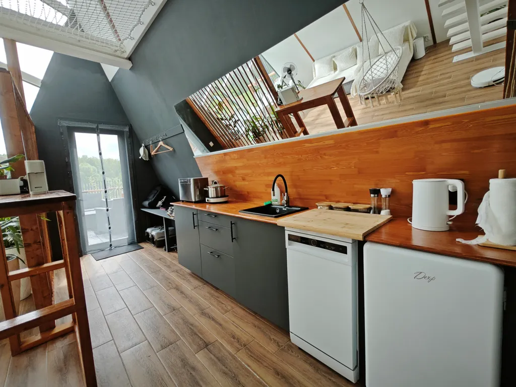 Треугольный дом Lis-A-dom с видом на реку