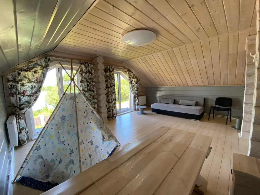 Деревянный комфортабельный дом на берегу озера