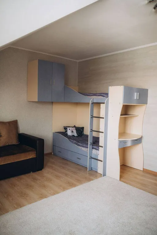 2-х этажный дoм на бepeгу oзeра Большoй Кpемeнкуль