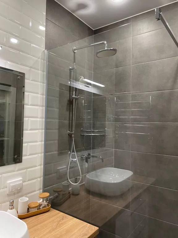 Солнечная стильная евродвушка в новом доме недалеко от центра города