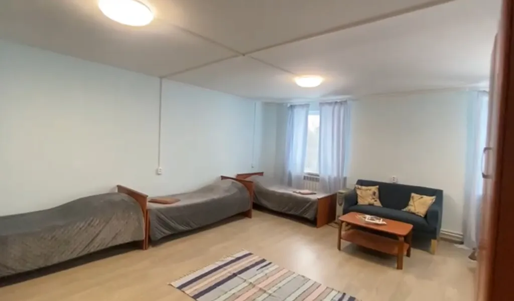 Квартира Улучшенный семейный номер — аренда посуточно в Старица