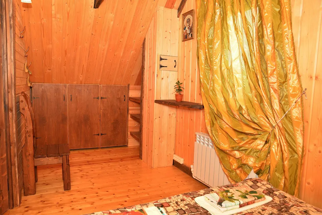 Уютный гостевой дом из бревна с видом на сад