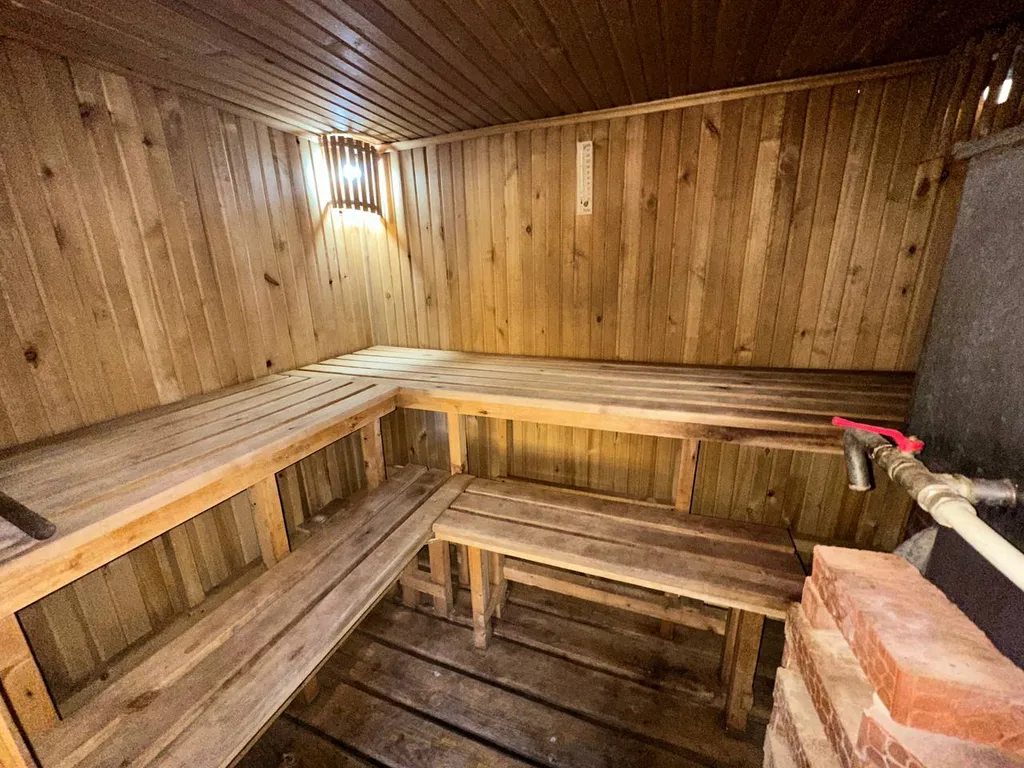 Уютный домик с бассейном в черте города