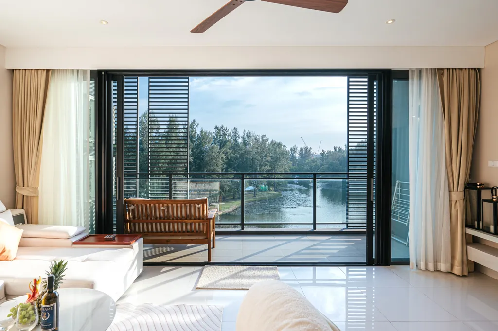 Просторные апартаменты в лагуне на Бангтао с видом на озеро и море