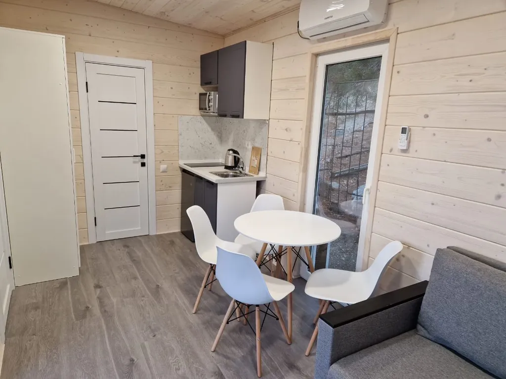 Уютный деревянный домик с видом на море