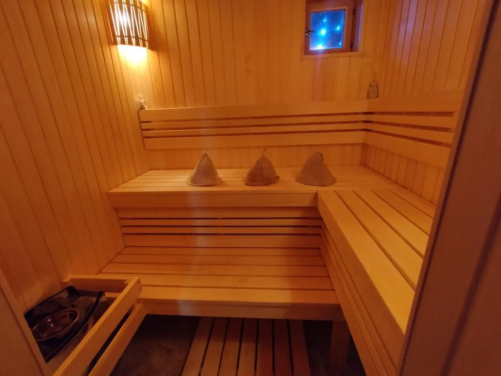 Новый загородный дом с горячей купелью и сауной