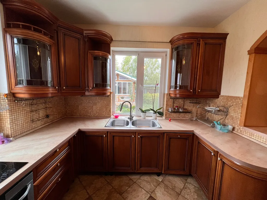 Деревянный коттедж с баней на берегу реки