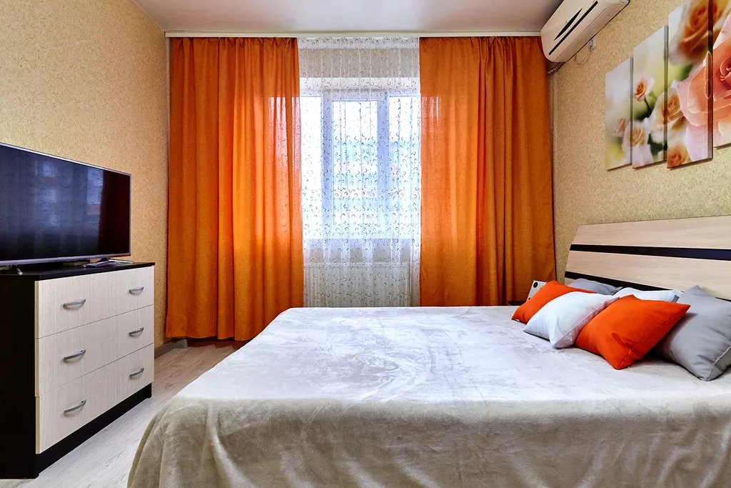 Апартаменты Оранж с диваном в кухне-гостиной