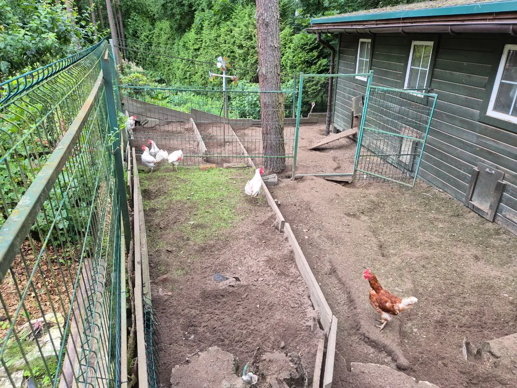 Двухэтажный загородный дом рядом с озером