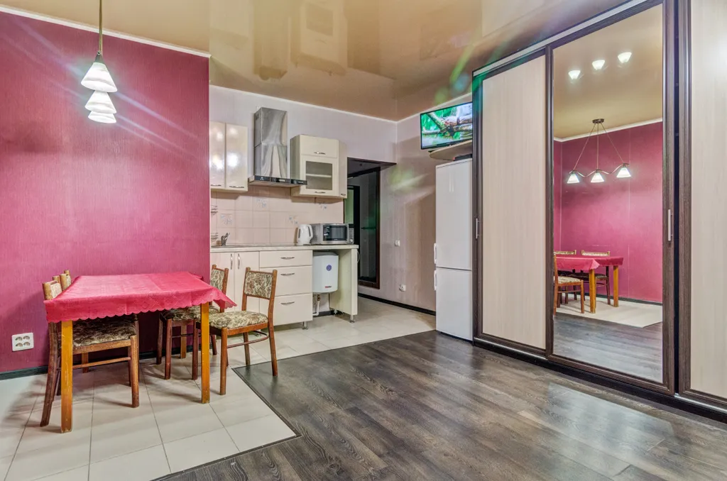 Квартира с панорамными окнами во всю стену с видом на город в Центре