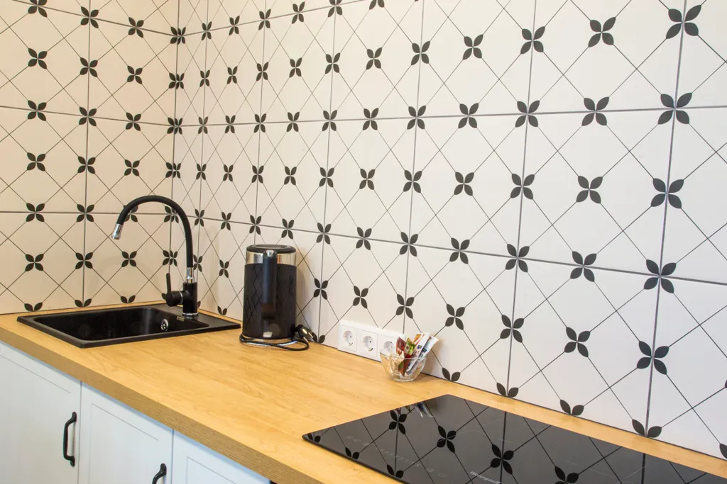 Современный дизайн и панорамный балкон в студии