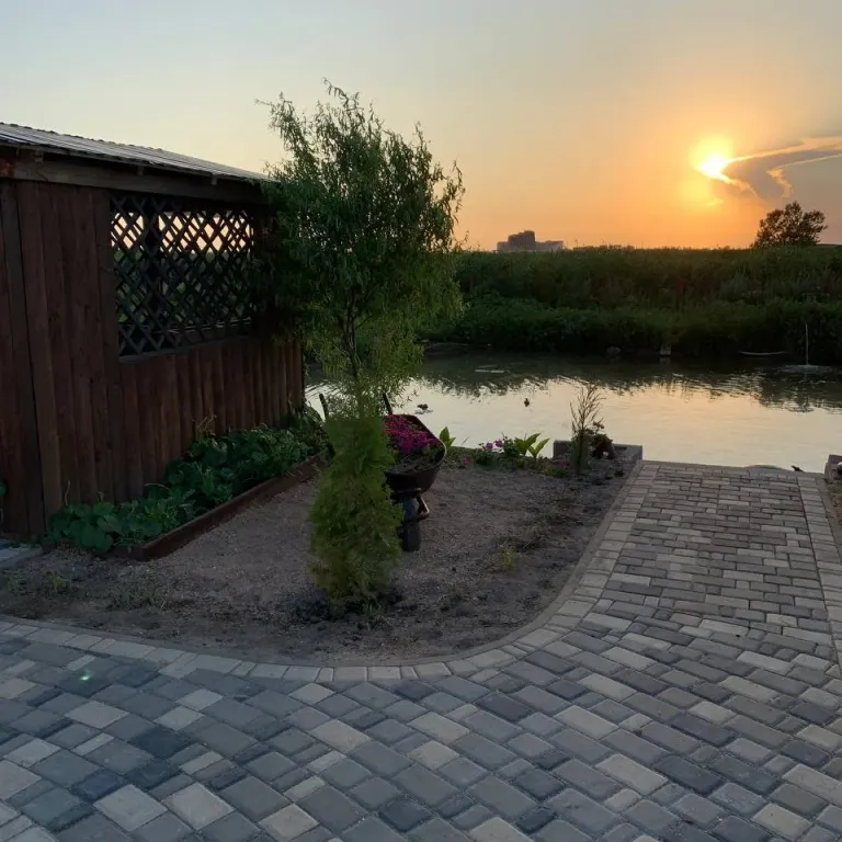 Домик у пруда рядом с Азовским морем