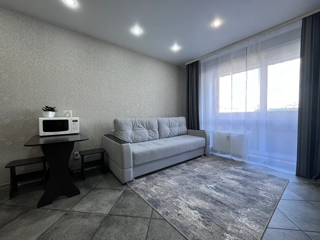 Апартамент с балконом возле аэропорта