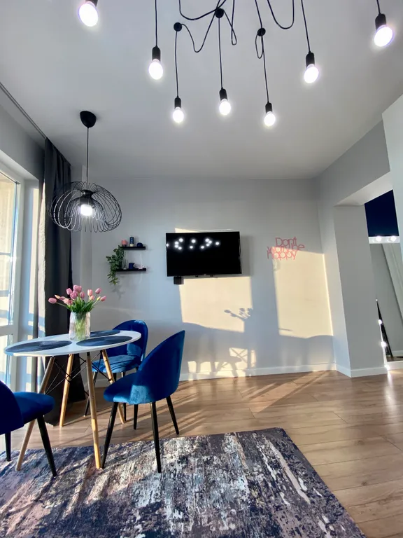 Синяя студия с панорамным окном и видом на закат