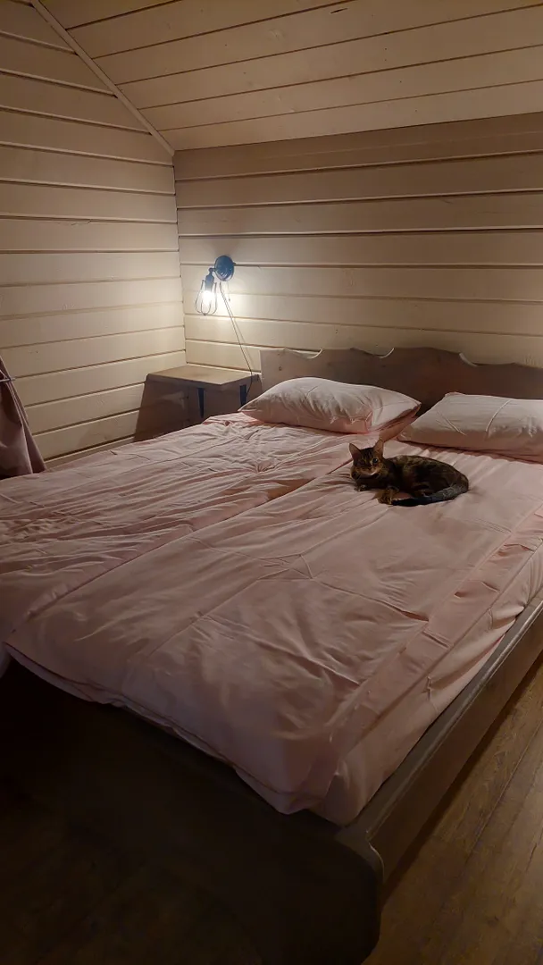 Спальня на втором этаже с двухспальной кроватью. 