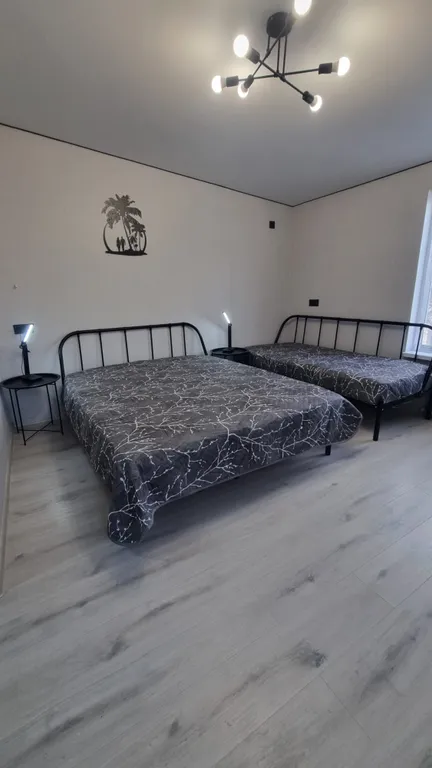 Смарт-студия в монохромных тонах