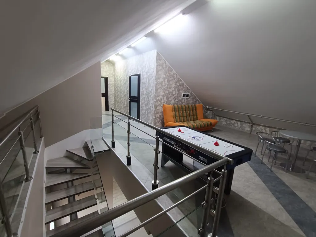 Коттедж с баней и бассейном на участке 6 соток