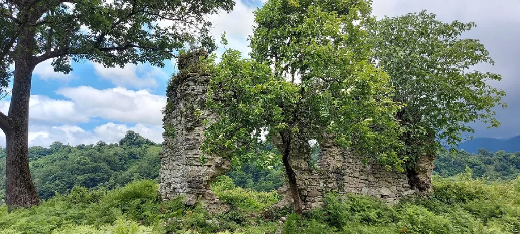 Дом утепленный в тихой местности, рядом горы и река