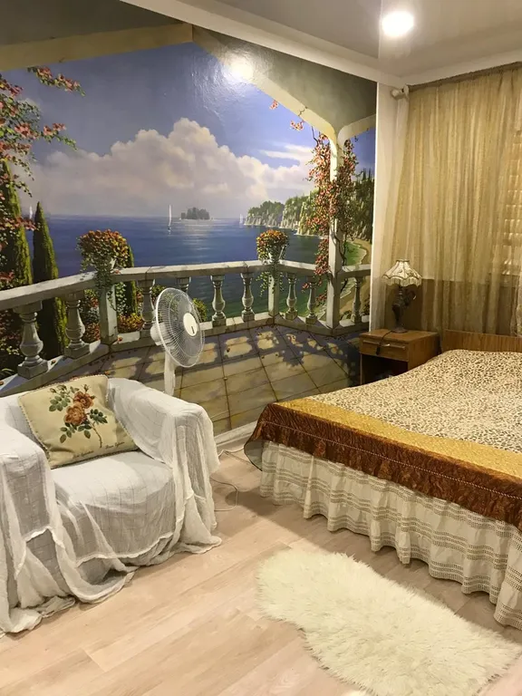 Комната в частном доме с большим двором