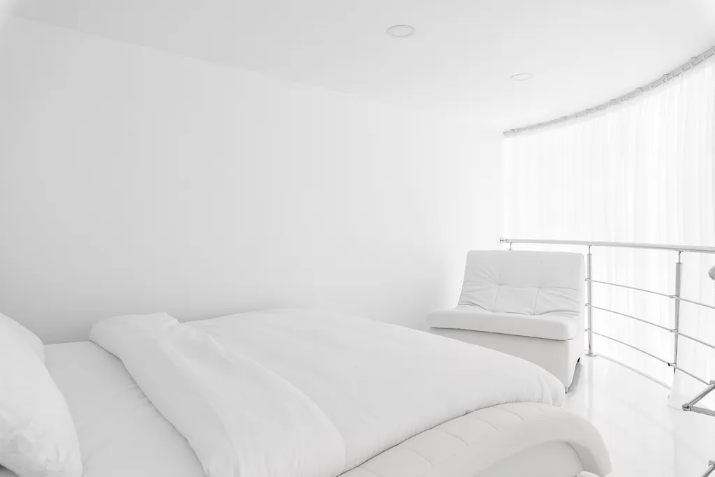 Белые двухъярусные апартаменты с балконом и видом на Невский проспект