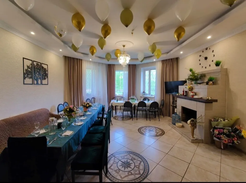 Коттедж у пруда в окружении леса