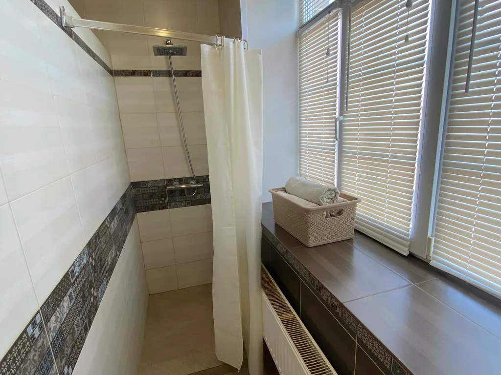 Гостевой дом среди леса с видом на озеро и город