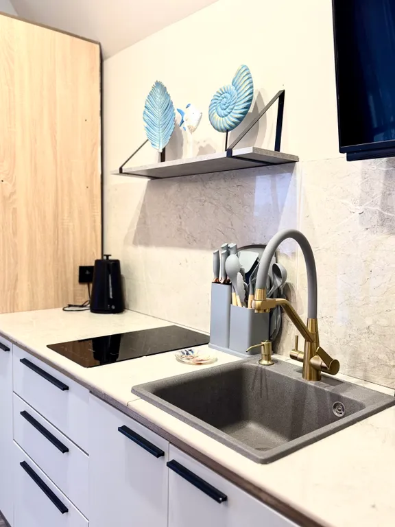 Дом на озере с бассейном