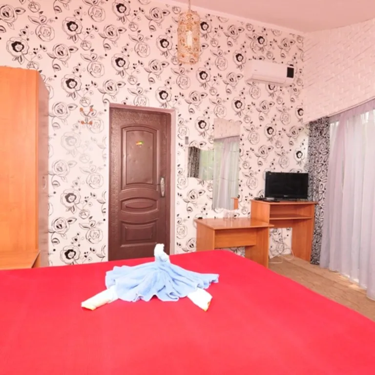 Номер со своей ванной комнатой напротив номера под ключом