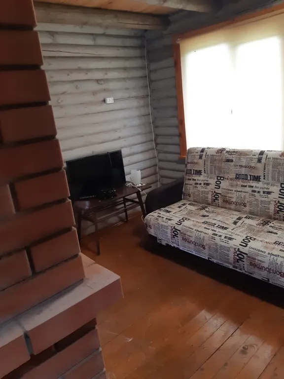 Деревянный двухэтажный дом на краю тихой деревни