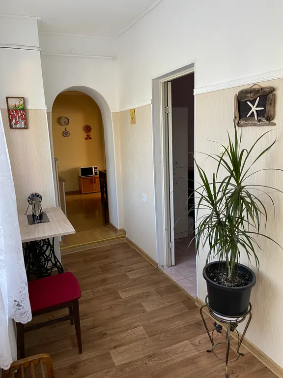 Дом с яблоневым садом на побережье