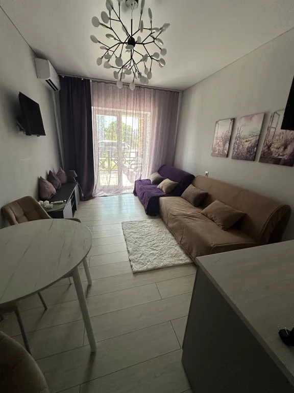 Студия с террасой и бассейном на первой береговой линии