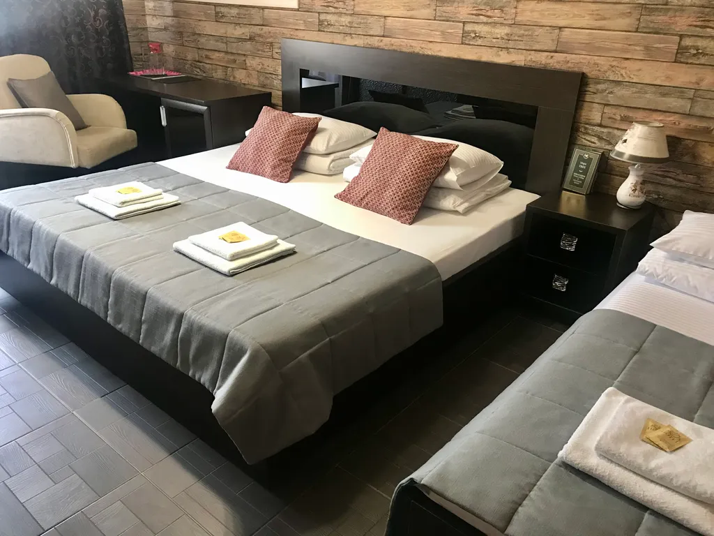 Трехместный номер, с двуспальной и односпальной кроватями